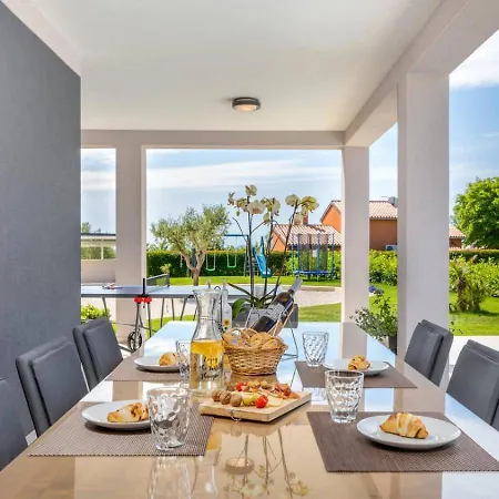 Retreat - Exclusive With & Pool Appartement