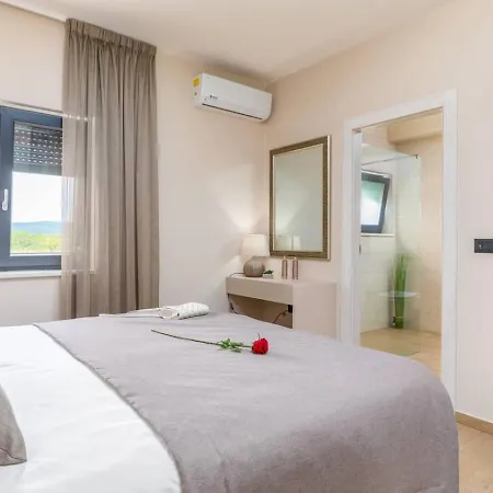 Retreat - Exclusive With & Pool Appartement