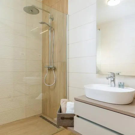 Retreat - Exclusive With & Pool Appartement