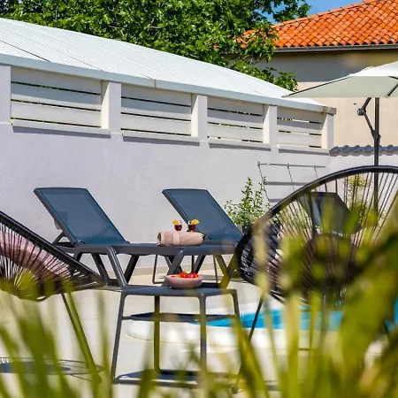 Apartman Retreat - Exclusive With & Pool
