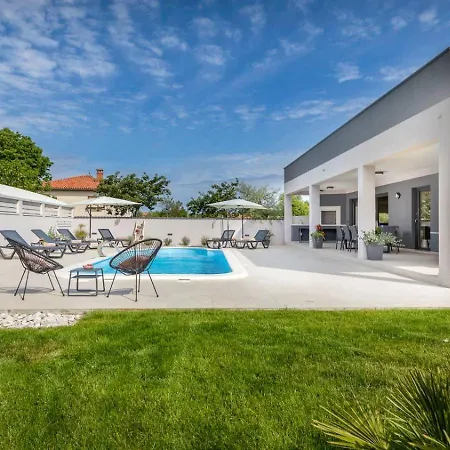 Retreat - Exclusive With & Pool *