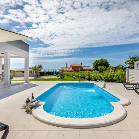 Retreat - Exclusive With & Pool Appartement